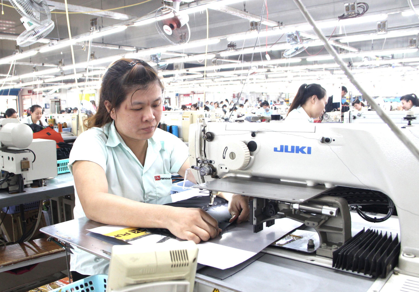 Các doanh nghiệp dệt may đang đối mặt những thách thức về cung ứng nguyên liệu theo chuỗi. Ảnh: Như Ý Các doanh nghiệp dệt may đang đối mặt những thách thức về cung ứng nguyên liệu theo chuỗi. Ảnh: Như Ý