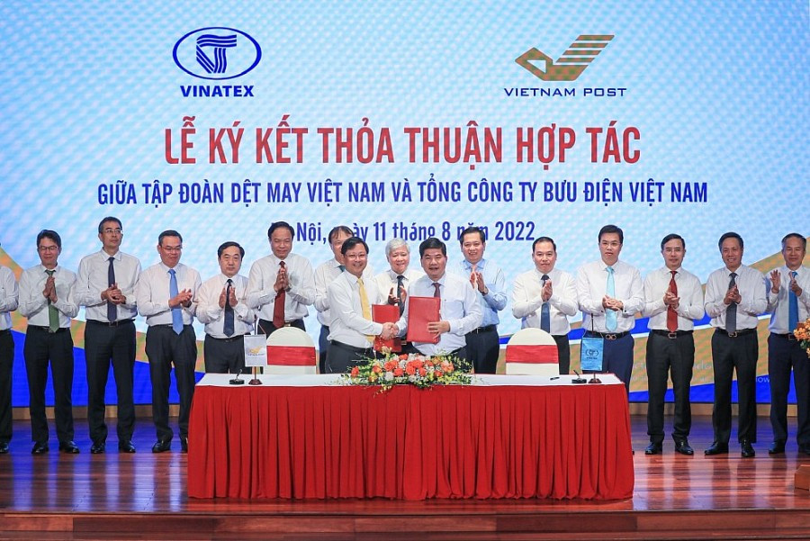 Trong 3 năm, các tập đoàn, tổng công ty đã ký 1.543 hợp đồng hợp tác, dùng dịch vụ, sản phẩm của nhau với tổng giá trị khoảng 1.403 tỷ đồng. Trong 3 năm, các tập đoàn, tổng công ty đã ký 1.543 hợp đồng hợp tác, dùng dịch vụ, sản phẩm của nhau với tổng giá trị khoảng 1.403 tỷ đồng.