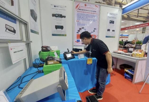 Đại diện Công ty TNHH Cơ khí chính xác SEIKICO giới thiệu sản phẩm tới khách hàng. Ảnh: Như Ý