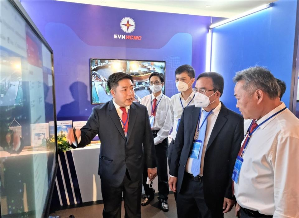 Lãnh đạo EVN nghe giới thiệu về sản phẩm của Tổng Công ty Điện lực TPHCM