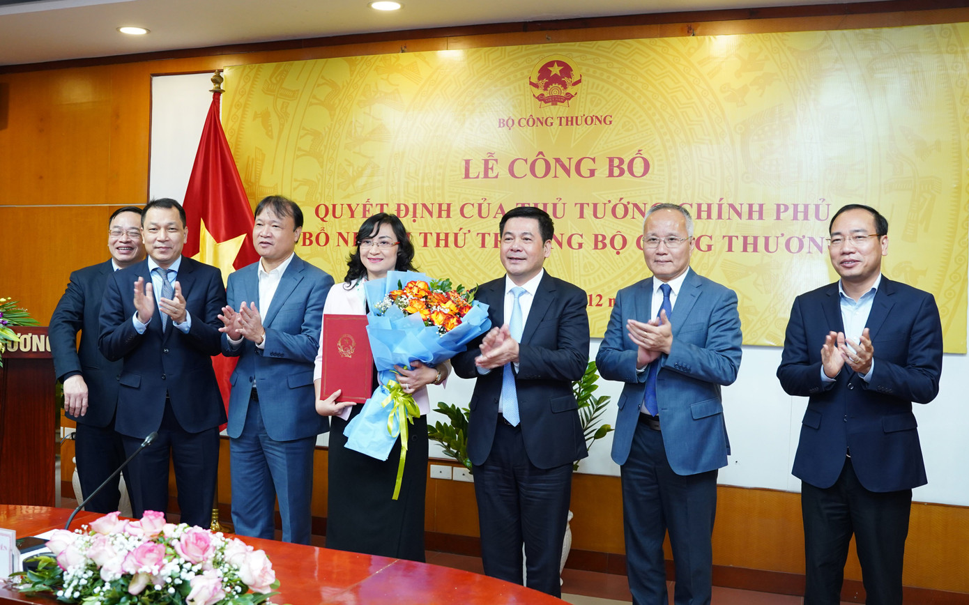 Các lãnh đạo Bộ Công Thương chụp ảnh với tân Thứ trưởng Phan Thị Thắng Các lãnh đạo Bộ Công Thương chụp ảnh với tân Thứ trưởng Phan Thị Thắng