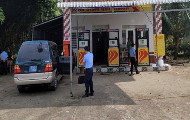 Lực lượng quản lý thị trường kiểm tra, xử phạt cây xăng có vi phạm Lực lượng quản lý thị trường kiểm tra, xử phạt cây xăng có vi phạm
