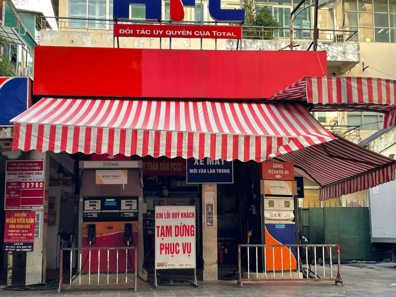 Công ty CP Xăng dầu HFC (Hà Nội) là một trong số 16 thương nhân phân phối xăng dầu bị rút giấy phép từ 1 - 3 tháng trong thời gian qua vì có nhiều vi phạm. Công ty CP Xăng dầu HFC (Hà Nội) là một trong số 16 thương nhân phân phối xăng dầu bị rút giấy phép từ 1 - 3 tháng trong thời gian qua vì có nhiều vi phạm.