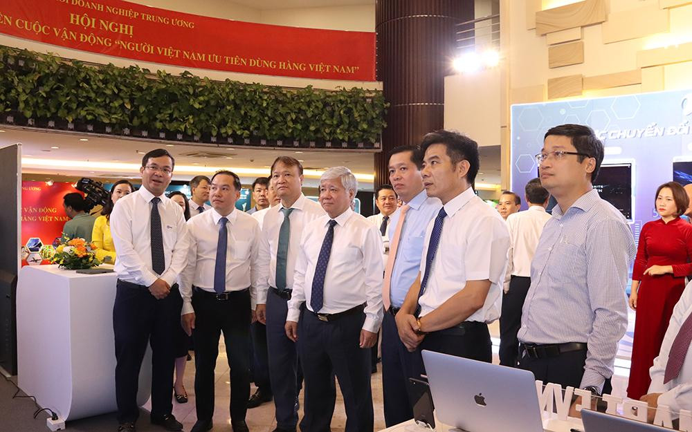 Lãnh đạo Ủy ban Trung ương MTTQ Việt Nam, Bộ Công Thương, Đảng ủy Khối DNTW, Đảng ủy EVN nghe giới thiệu về ứng dụng khoa học công nghệ trong chăm sóc khách hàng của EVN