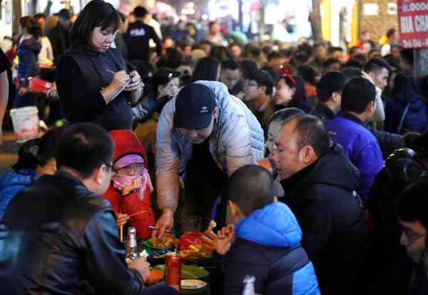 Người trẻ 'tràn' xuống phố ăn quà vặt trong đêm Giáng Sinh ảnh 7