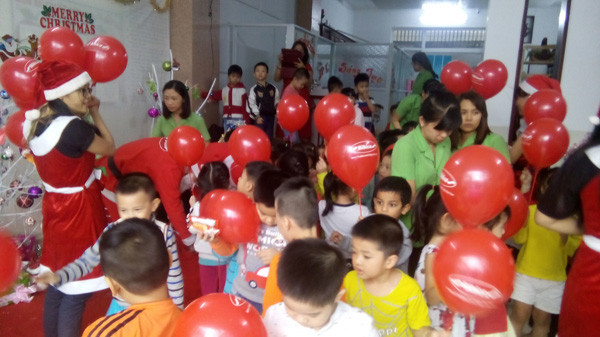 Bibica tặng 32.000 phần quà cho các em nhỏ khó khăn dịp Noel ảnh 2