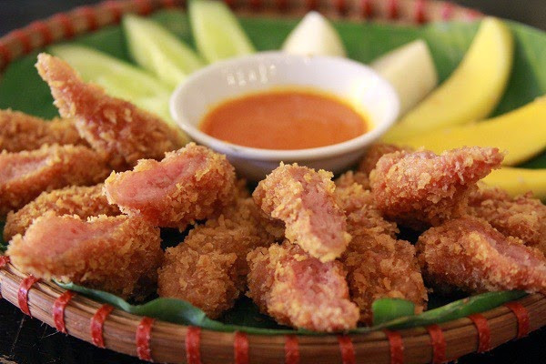 Người trẻ 'tràn' xuống phố ăn quà vặt trong đêm Giáng Sinh ảnh 8