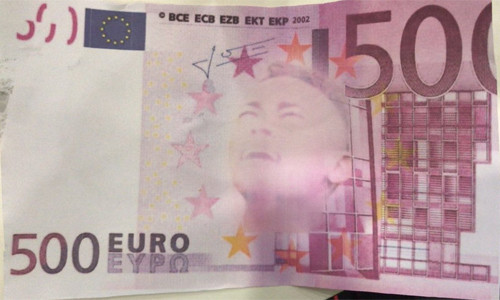 CĐV Bayern ném tiền giả in hình Neymar xuống sân ảnh 1