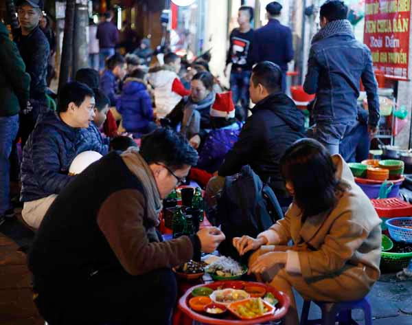 Người trẻ 'tràn' xuống phố ăn quà vặt trong đêm Giáng Sinh ảnh 9