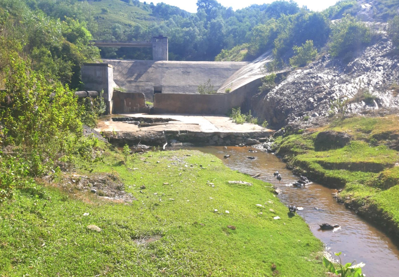 Tràn xả lũ của đập hồ Khe Thị bị xói lở Tràn xả lũ của đập hồ Khe Thị bị xói lở