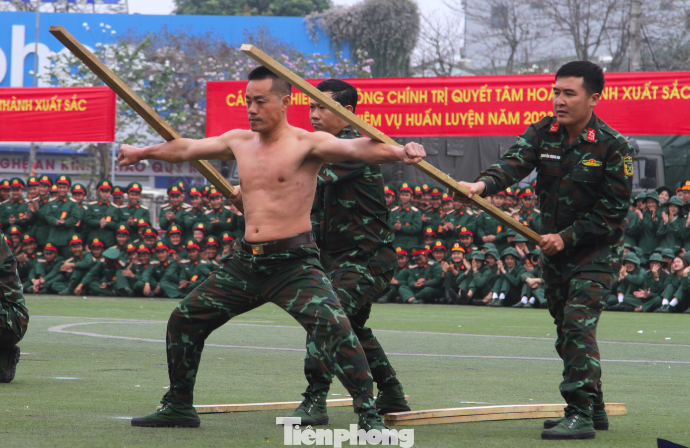 Tại ngày lễ, lực lượng vũ trang tỉnh Nghệ An đã thể hiện nhiều bài võ thuật độc đáo, nhiều tình huống trấn áp tội phạm nguy hiểm. Trong ảnh: Các chiến sỹ Bộ đội Biên phòng tỉnh Nghệ An biểu diễn vận khí công đập gậy vào tay.