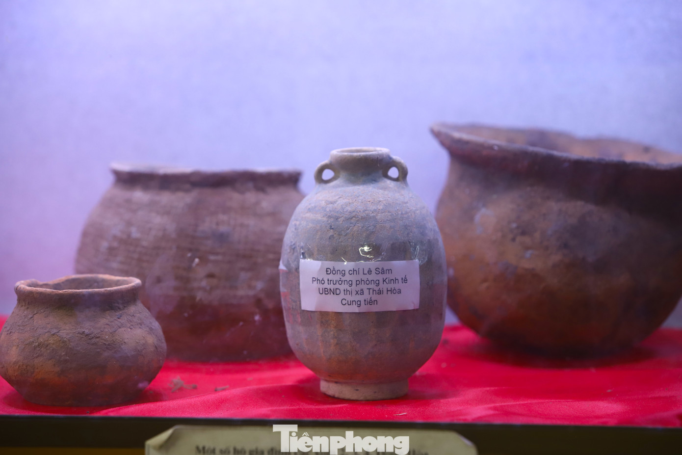 Những chiếc bình, chum bằng gốm của người Việt cổ được người dân phát hiện, sưu tầm và cúng tiến lên đền Làng Vạc. (Ảnh: Rạng Đông).