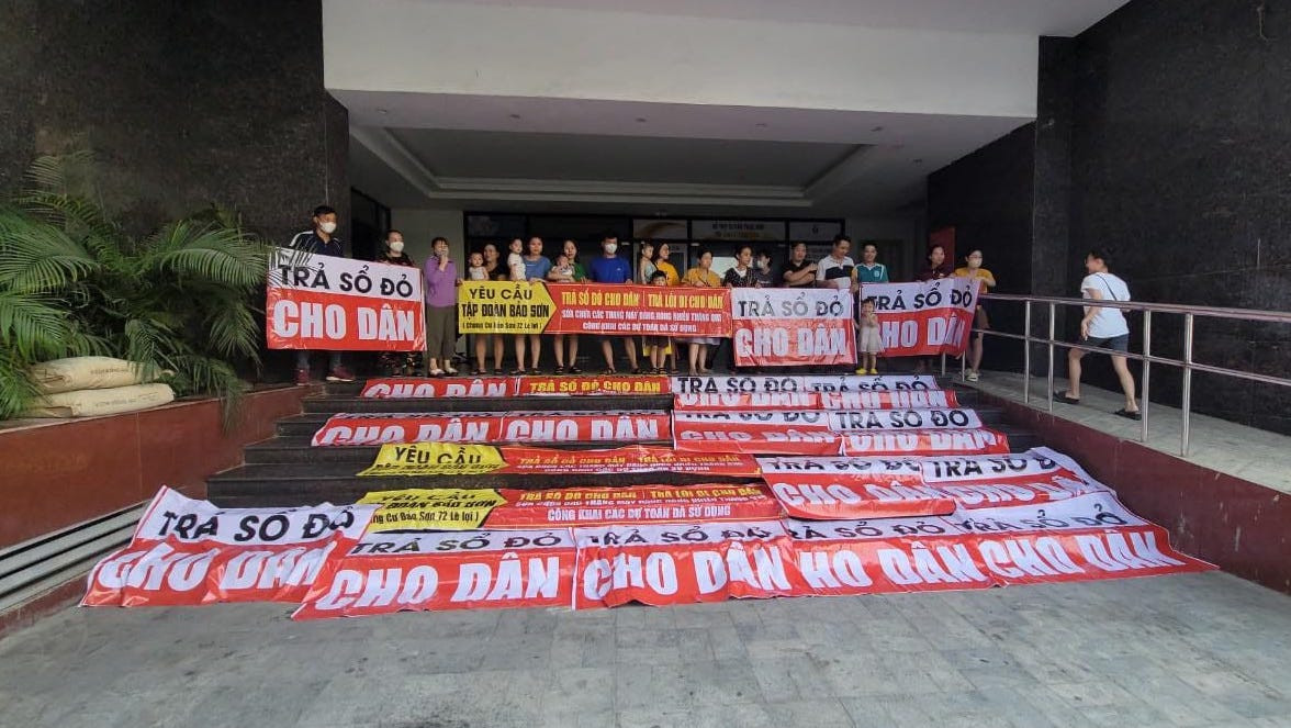 Trong 2 ngày cuối tuần, hàng chục hộ dân đã căng nhiều băng rôn kín sảnh đi vào chung cư Bảo Sơn ở số 72 Lê Lợi, TP. Vinh, Nghệ An.