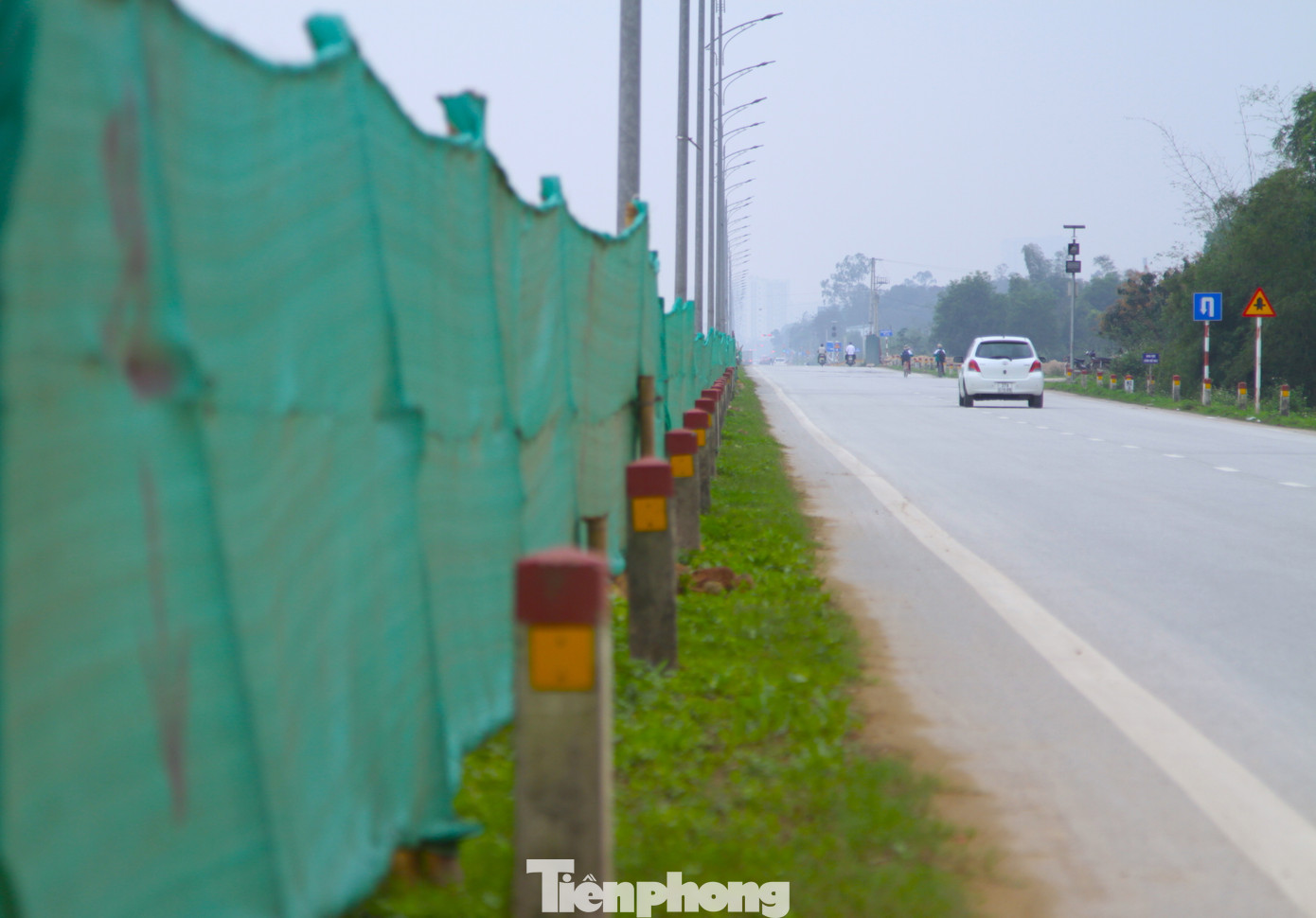 Quá trình thi công, các nhà thầu dùng những tấm lưới, tấm tôn để quây khu vực thi công, hạn chế ảnh hưởng đến người tham gia giao thông phía ngoài.
