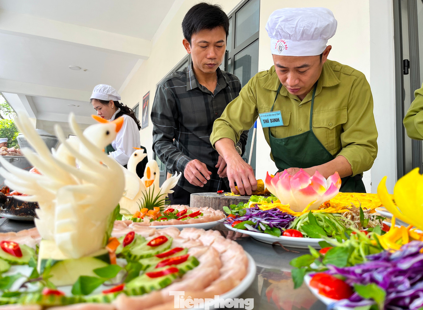 "Cuộc thi diễn ra trong vòng 120 phút, các đội thi nấu 2 mâm cơm cho 20 người ăn với giá tiền không quá 2 triệu đồng. Mỗi mâm cơm phải có từ 11-12 món bao gồm 5 món chính và 6-7 món phụ tráng miệng. Tiêu chí chấm điểm ngon, đẹp, sạch sẽ an toàn đặt lên hàng đầu. Ngoài ra còn chấm điểm thuyết trình món ăn, trang trí, công phu, sạch đẹp, món phù hợp giá tiền. Đội nào vi phạm bị trừ điểm trên thang 100. Đội nào cao sẽ giành giải nhất", Thượng tá Bùi Đức Luận chia sẻ. "Cuộc thi diễn ra trong vòng 120 phút, các đội thi nấu 2 mâm cơm cho 20 người ăn với giá tiền không quá 2 triệu đồng. Mỗi mâm cơm phải có từ 11-12 món bao gồm 5 món chính và 6-7 món phụ tráng miệng. Tiêu chí chấm điểm ngon, đẹp, sạch sẽ an toàn đặt lên hàng đầu. Ngoài ra còn chấm điểm thuyết trình món ăn, trang trí, công phu, sạch đẹp, món phù hợp giá tiền. Đội nào vi phạm bị trừ điểm trên thang 100. Đội nào cao sẽ giành giải nhất", Thượng tá Bùi Đức Luận chia sẻ.