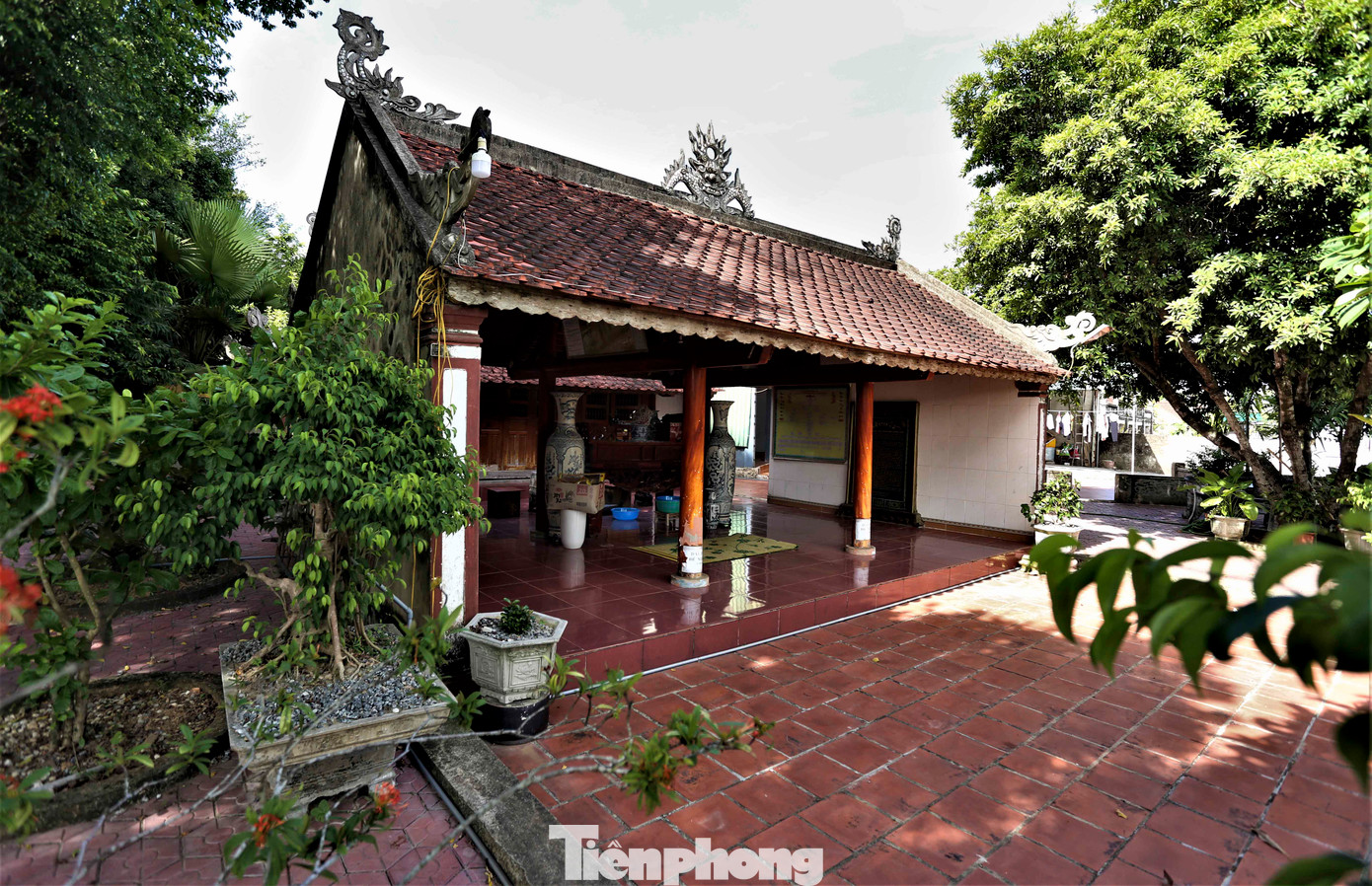 Về di sản văn hóa vật thể, đến nay làng còn giữ được trên 15 di tích lớn nhỏ, trong đó có 4 di tích được xếp hạng quốc gia, 9 di tích cấp tỉnh cùng hệ thống nhà thờ của các dòng họ khác. Về di sản văn hóa vật thể, đến nay làng còn giữ được trên 15 di tích lớn nhỏ, trong đó có 4 di tích được xếp hạng quốc gia, 9 di tích cấp tỉnh cùng hệ thống nhà thờ của các dòng họ khác.