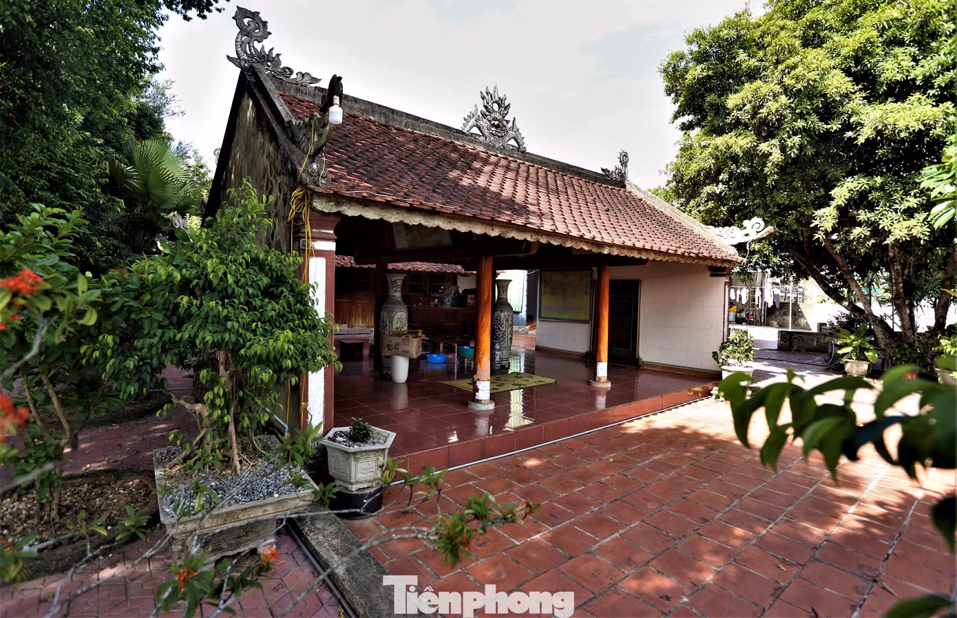 Về di sản văn hóa vật thể, đến nay làng còn giữ được trên 15 di tích lớn nhỏ, trong đó có 4 di tích được xếp hạng quốc gia, 9 di tích cấp tỉnh cùng hệ thống nhà thờ của các dòng họ khác. Về di sản văn hóa vật thể, đến nay làng còn giữ được trên 15 di tích lớn nhỏ, trong đó có 4 di tích được xếp hạng quốc gia, 9 di tích cấp tỉnh cùng hệ thống nhà thờ của các dòng họ khác.