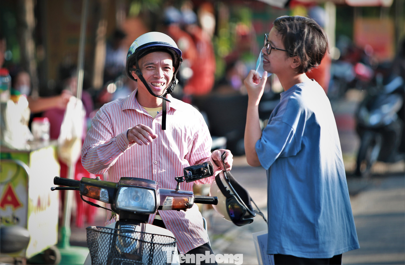 Từ sáng sớm, người thân đã đưa đón các thí sinh đến địa điểm thi. Hôm nay, Hà Tĩnh nắng nóng trở lại sau cơn mưa hạ nhiệt vào chiều 27/6.