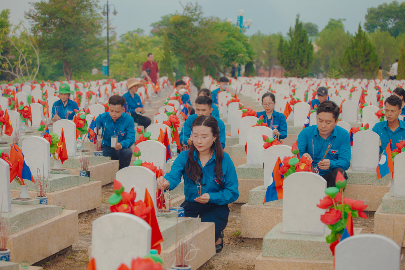 Tối cùng ngày, Thủ tướng Chính phủ Phạm Minh Chính và đoàn công tác dự chương trình nghệ thuật “Bản hùng ca bất diệt”, kỷ niệm 75 năm Ngày Thương binh – Liệt sĩ do Bộ Văn hoá, Thể thao và Du lịch phối hợp với tỉnh Nghệ An tổ chức tại Nghĩa trang Liệt sĩ Quốc tế Việt - Lào.