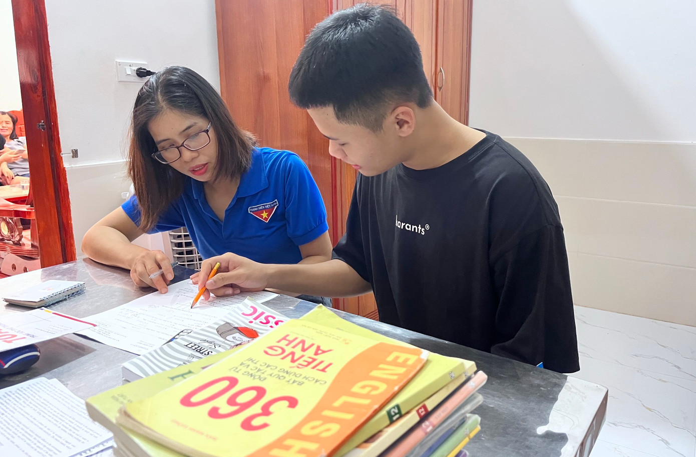 Các cơ sở đoàn xã, thị trấn thành lập các đội hình giảng viên, giáo viên trẻ, sinh viên có thành tích học tập tốt tại các địa phương để hỗ trợ ôn tập kiến thức, giải đáp các thắc mắc, bài tập khó cho học sinh lớp 12 trên địa bàn. Các cơ sở đoàn xã, thị trấn thành lập các đội hình giảng viên, giáo viên trẻ, sinh viên có thành tích học tập tốt tại các địa phương để hỗ trợ ôn tập kiến thức, giải đáp các thắc mắc, bài tập khó cho học sinh lớp 12 trên địa bàn.