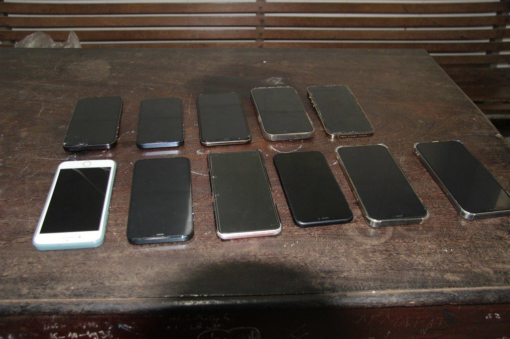 Các điện thoại của các đối tượng sử dụng để cá độ bóng đá. Các điện thoại của các đối tượng sử dụng để cá độ bóng đá.