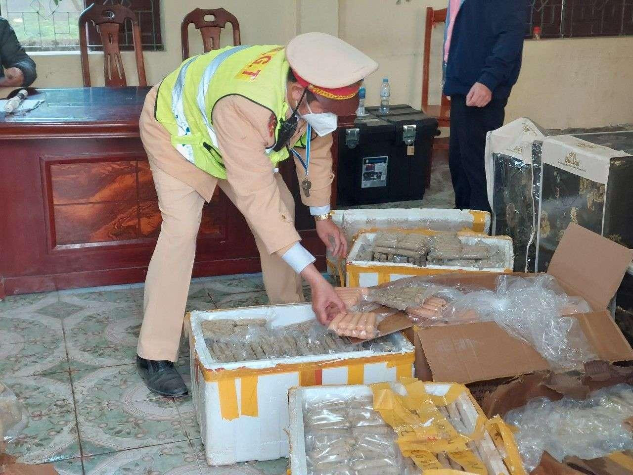 12 thùng cát-tông chứa 500 kg xúc xích, giò chả bốc mùi hôi thối được phát hiện trên xe khách