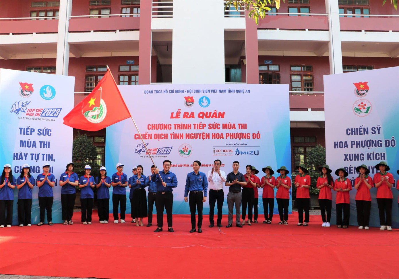 Ngày 2/6/2023, Ban Thường vụ Tỉnh Đoàn, Ban Thư ký Hội Sinh viên Việt Nam tỉnh Nghệ An tổ chức Lễ ra quân Chương trình Tiếp sức mùa thi, chiến dịch tình nguyện Hoa phượng đỏ tỉnh Nghệ An năm 2023 tại trường THPT Huỳnh Thúc Kháng với sự tham gia của 500 chiến sỹ tình nguyện. Tại chương trình đã ra mắt các đội hình tình nguyện Tiếp sức mùa thi và Chiến dịch tình nguyện Hoa phượng đỏ; trao 10 suất học bổng Tiếp sức mùa thi với tổng trị giá 105 triệu đồng cho các sĩ tử có hoàn cảnh khó khăn trên địa bàn thành phố Vinh.