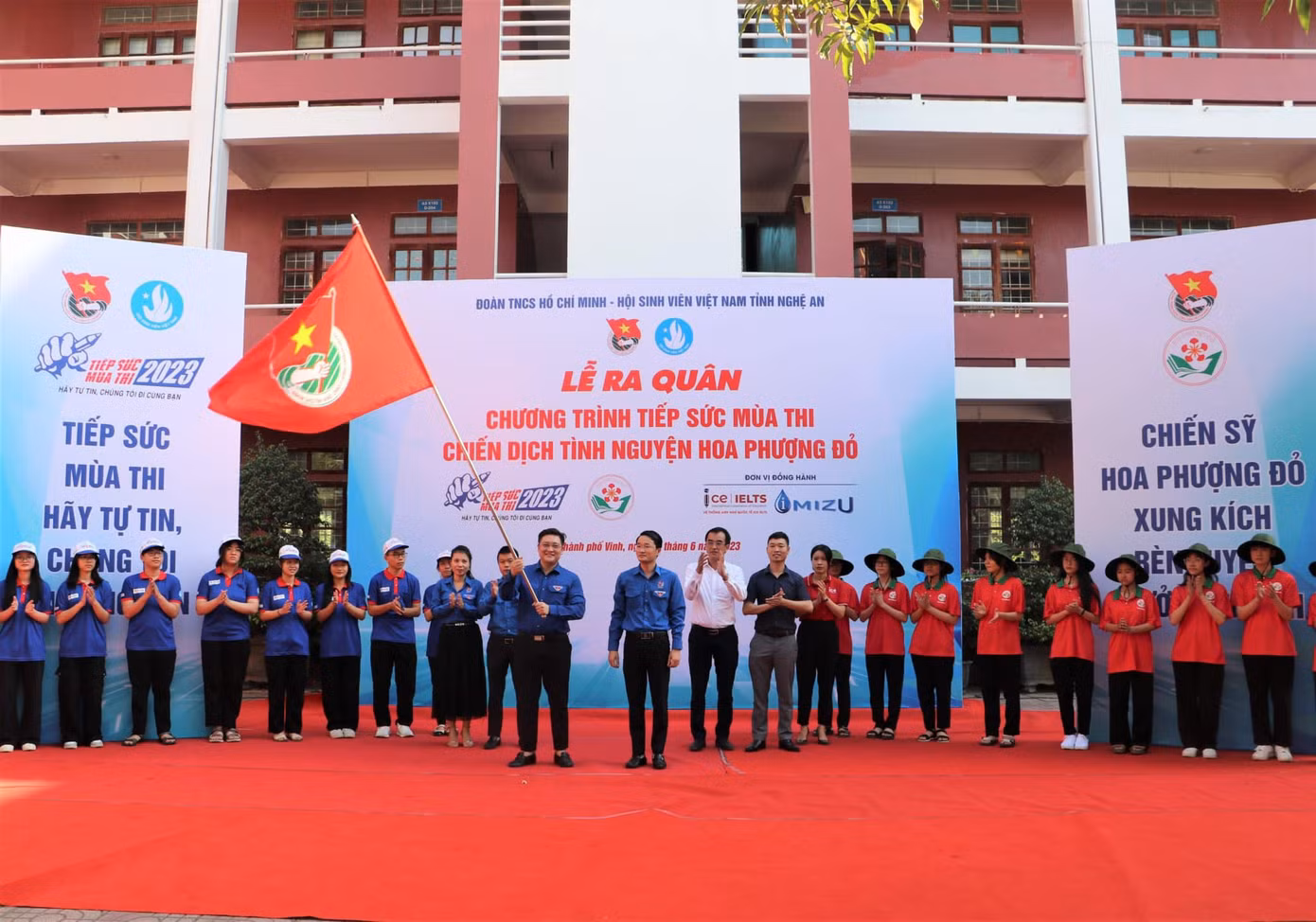 Ngày 2/6/2023, Ban Thường vụ Tỉnh Đoàn, Ban Thư ký Hội Sinh viên Việt Nam tỉnh Nghệ An tổ chức Lễ ra quân Chương trình Tiếp sức mùa thi, chiến dịch tình nguyện Hoa phượng đỏ tỉnh Nghệ An năm 2023 tại trường THPT Huỳnh Thúc Kháng với sự tham gia của 500 chiến sỹ tình nguyện. Tại chương trình đã ra mắt các đội hình tình nguyện Tiếp sức mùa thi và Chiến dịch tình nguyện Hoa phượng đỏ; trao 10 suất học bổng Tiếp sức mùa thi với tổng trị giá 105 triệu đồng cho các sĩ tử có hoàn cảnh khó khăn trên địa bàn thành phố Vinh.