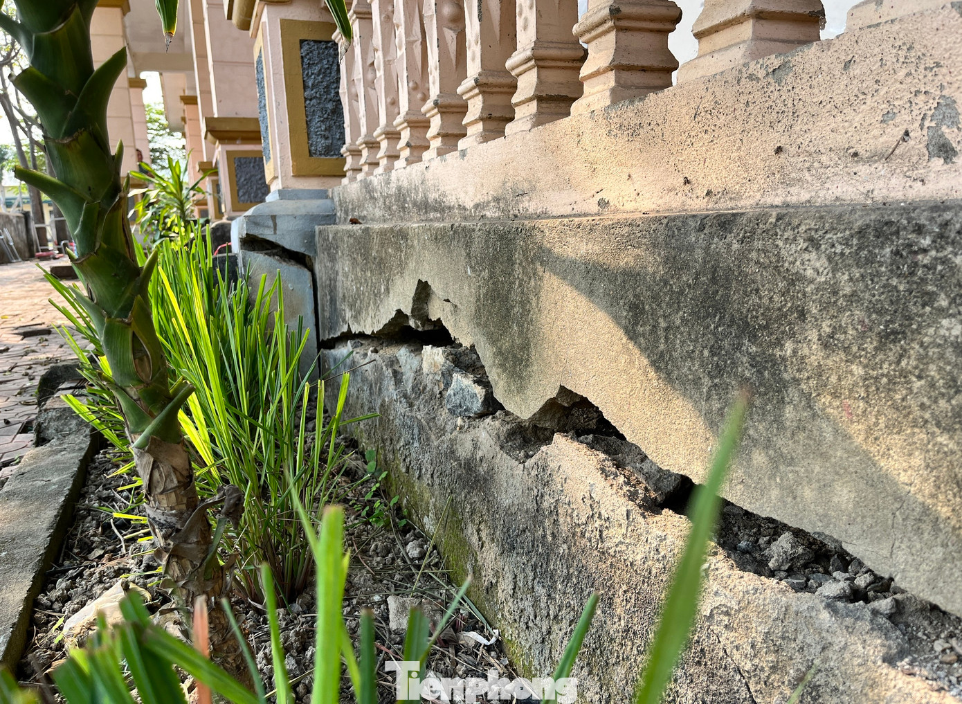 Sau thời gian dài bỏ hoang, hiện căn nhà đã xuống cấp. Sau thời gian dài bỏ hoang, hiện căn nhà đã xuống cấp.