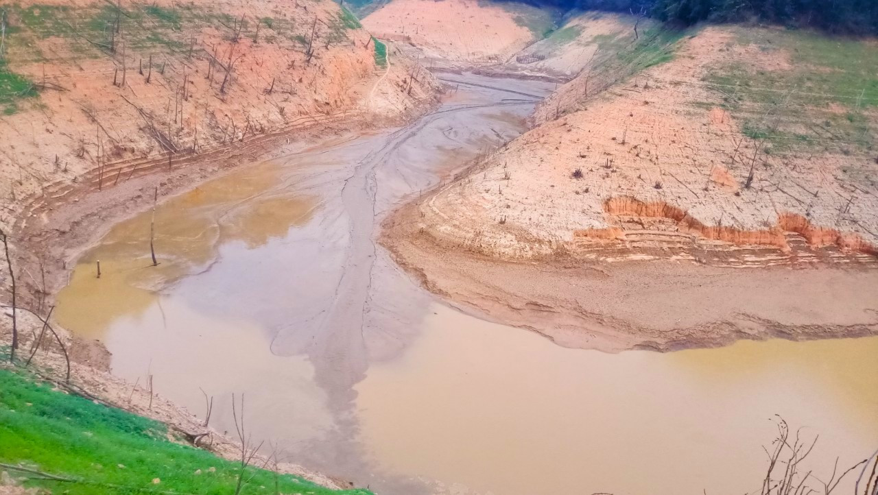 Nhiều tháng không có mưa, nước ở khu vực thượng nguồn lòng hồ Thủy điện Bản Vẽ, đoạn qua xã Hữu Khuông (huyện Tương Dương, Nghệ An) nhiều nơi đã cạn khô.