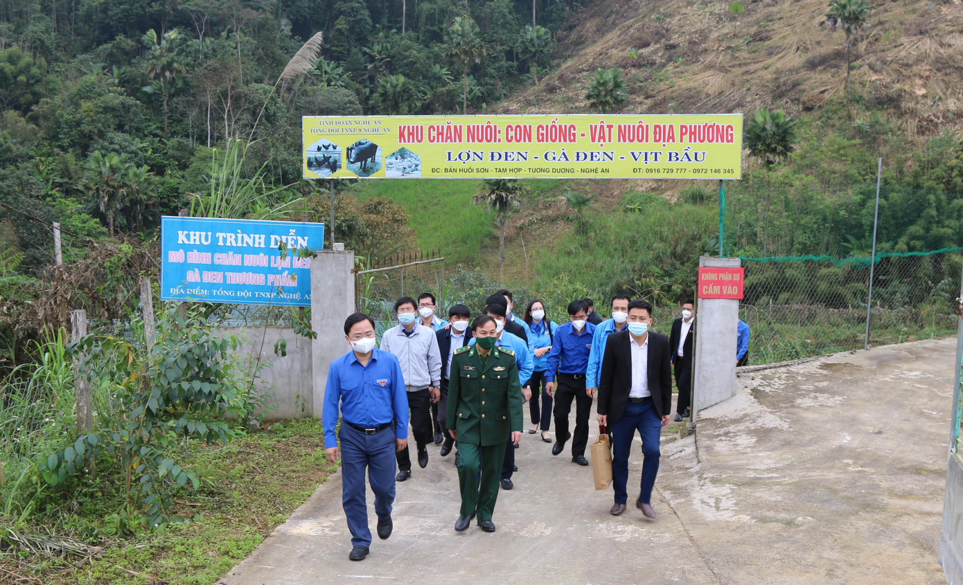 Đoàn công tác do anh Nguyễn Anh Tuấn – Uỷ viên T.Ư Đảng, Bí thư thứ nhất T.Ư Đoàn làm trưởng đoàn. Cùng tham gia có anh Nguyễn Ngọc Lương - Bí thư T.Ư Đoàn, Chủ tịch Hội LHTN Việt Nam; Thiếu tướng Trần Văn Bừng - Phó Chủ nhiệm Chính trị Bộ tư lệnh BĐBP; anh Lê Văn Lương - Bí thư Tỉnh đoàn Nghệ An.