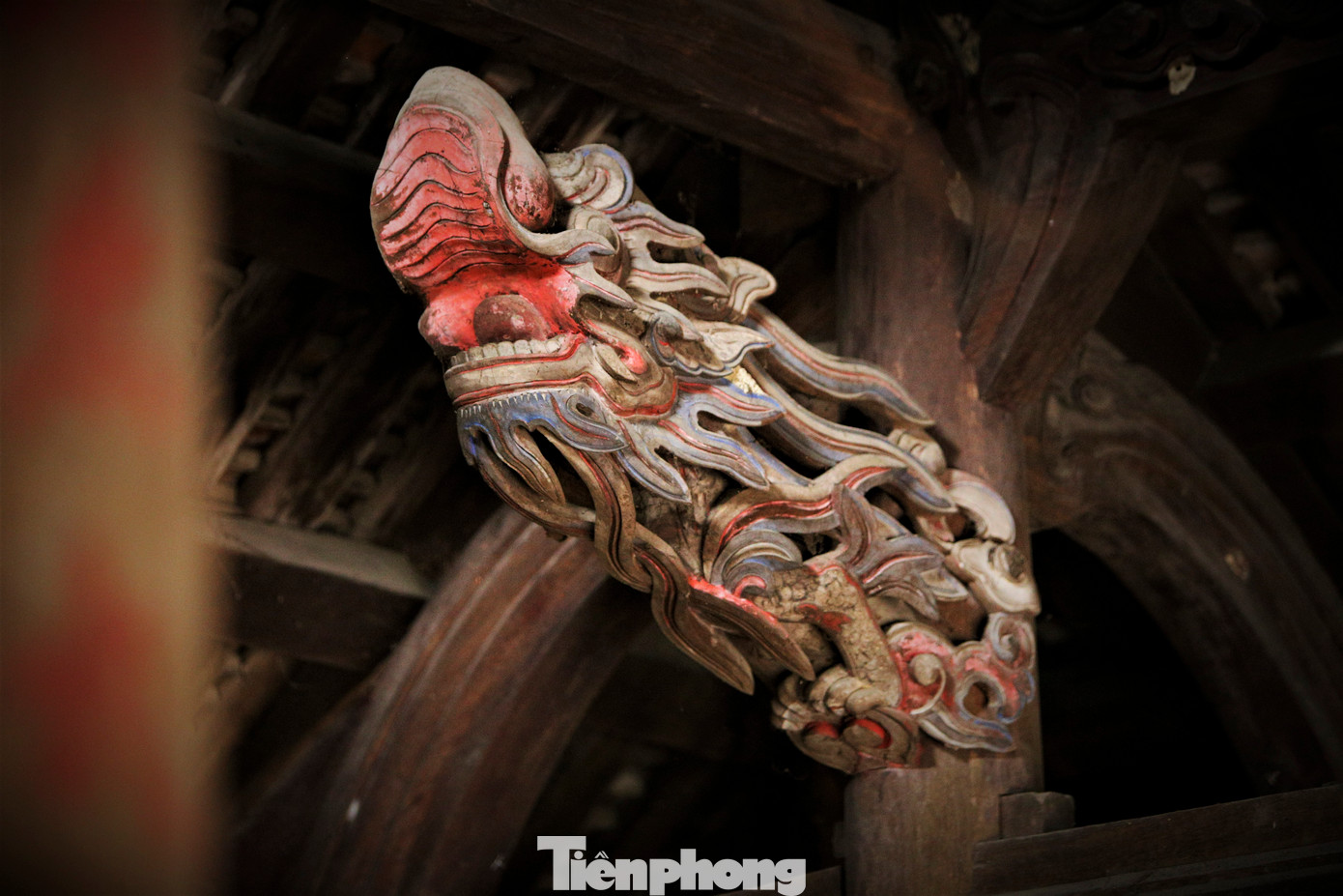 Nghệ thuật chạm lộng với các đề tài đầu rồng tinh xảo. Trên các thượng lương, kẻ ngồi, kẻ bẩy, xà dọc, ngang được chạm trổ cầu kỳ với hình đầu dơi, chim phượng, ngựa…