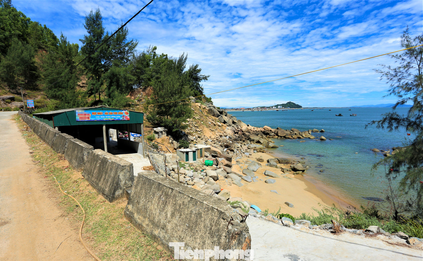 Dọc bãi biển Cẩm Lĩnh còn có một số nhà hàng cheo leo cạnh bãi đá được người dân xây dựng tự phát để kinh doanh.