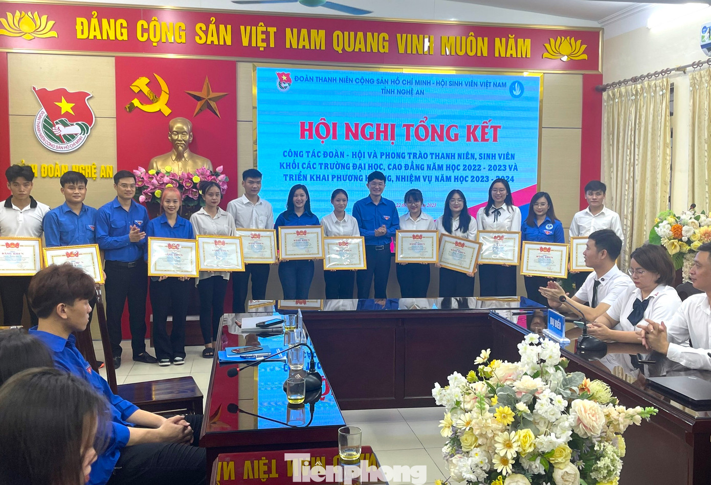 Khen thưởng cho các cá nhân, tập thể có thành tích xuất sắc trong công tác Đoàn và Phong trào thanh niên trường học; công tác Hội và phong trào Sinh viên cùng các cá nhân xuất sắc trong các cuộc thi.