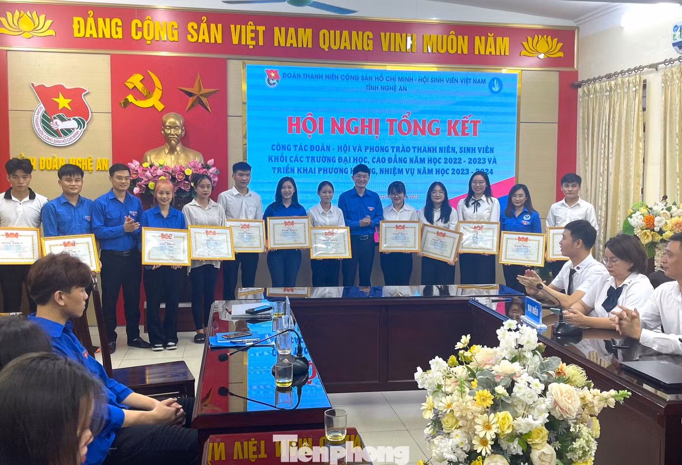Khen thưởng cho các cá nhân, tập thể có thành tích xuất sắc trong công tác Đoàn và Phong trào thanh niên trường học; công tác Hội và phong trào Sinh viên cùng các cá nhân xuất sắc trong các cuộc thi.
