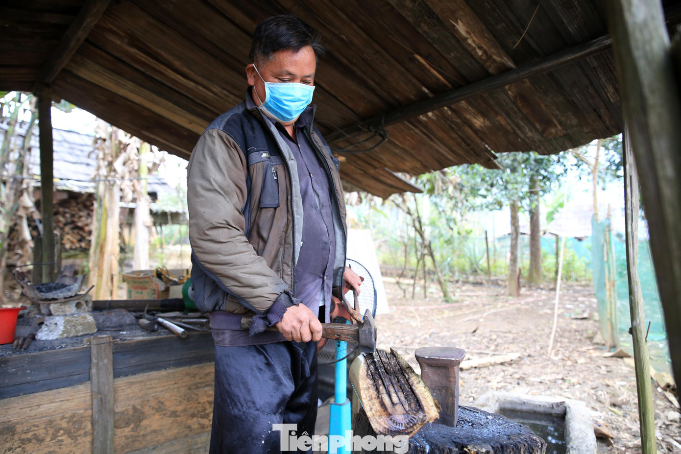 Điểm đặc biệt nhất trong nghề rèn của người Mông chính là khâu tui sắt. Để thực hiện công đoạn này, họ dùng các khúc thân cây chuối để tui sản phẩm. Điểm đặc biệt nhất trong nghề rèn của người Mông chính là khâu tui sắt. Để thực hiện công đoạn này, họ dùng các khúc thân cây chuối để tui sản phẩm.