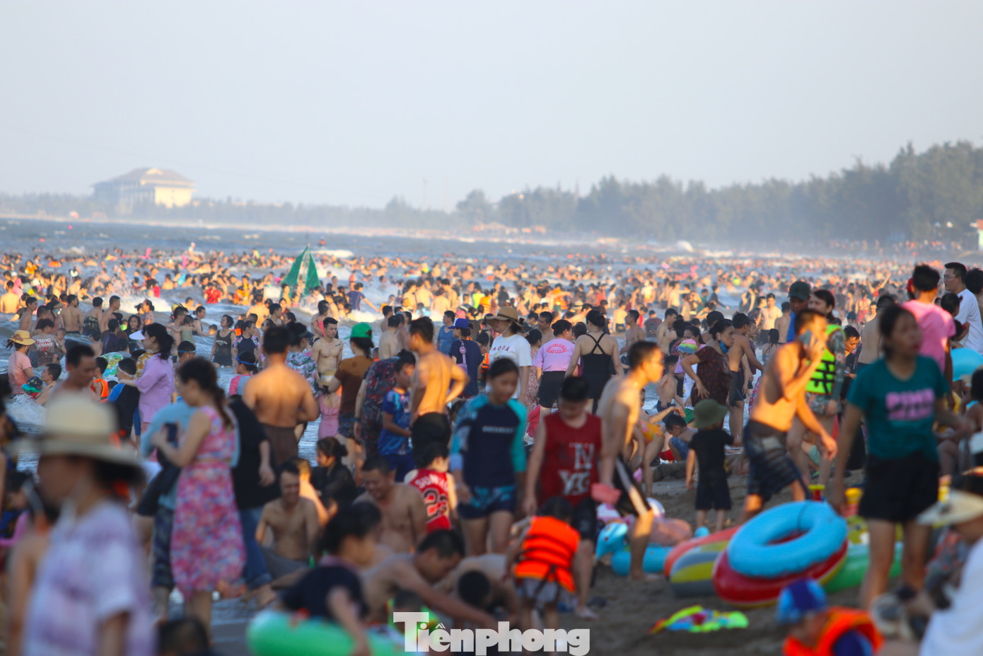 Ghi nhận của PV trong 2 ngày vào chiều 8/7 và 9/7, có hàng vạn du khách thập phương đã đổ dồn về bãi biển Cửa Lò để tắm khiến bãi biển này chật kín người.