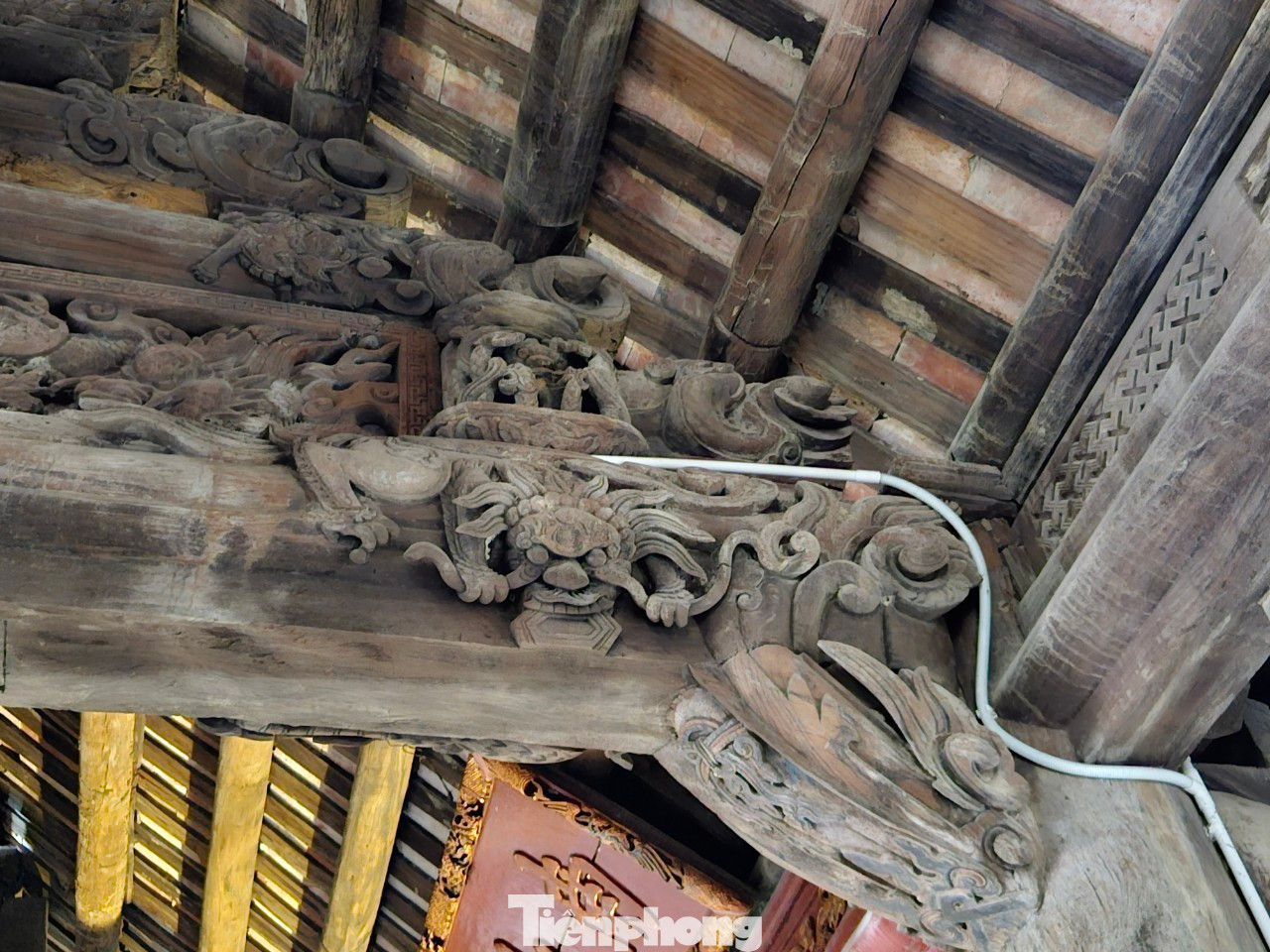 Hình tượng rồng ngậm chữ được chạm trên xà thượng của đình Hoành Sơn. Hình tượng rồng ngậm chữ được chạm trên xà thượng của đình Hoành Sơn.