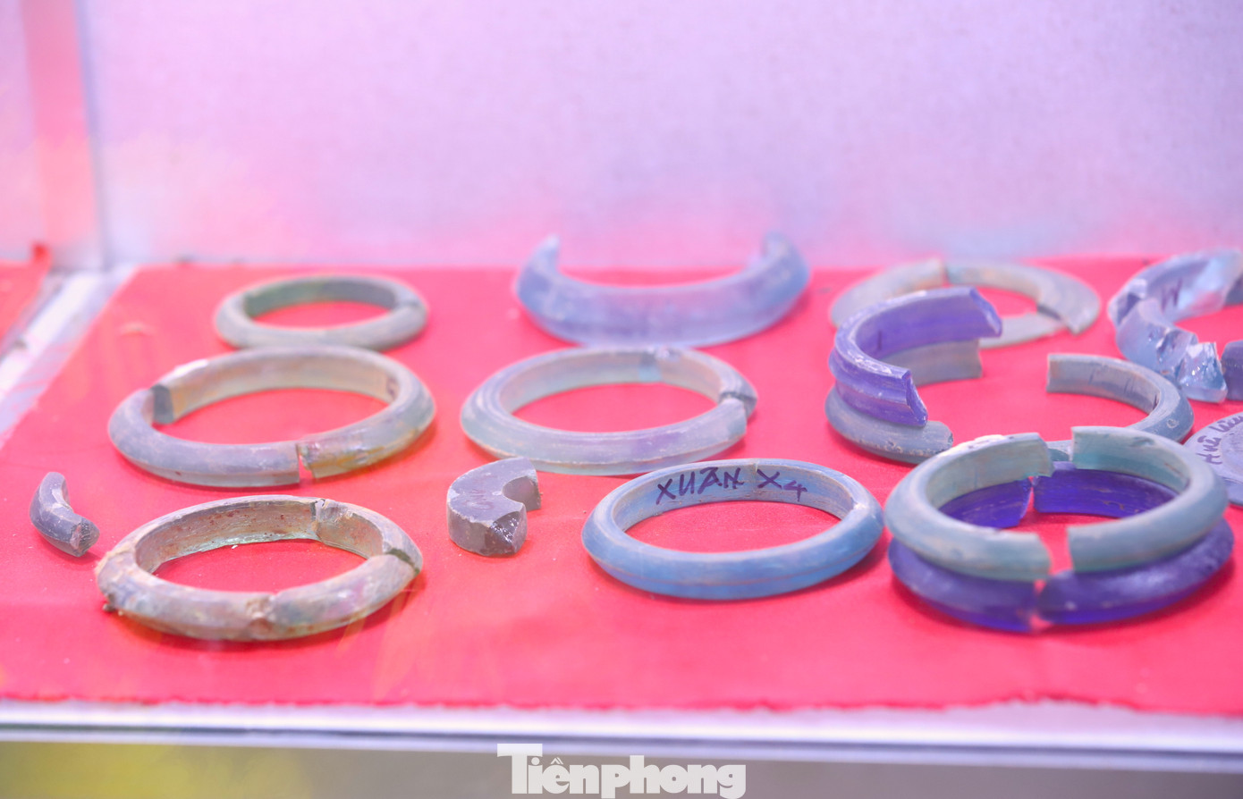 Làng Vạc là trung tâm kinh tế chính trị khá quy mô thời Hùng Vương. Đặc trưng văn hóa Làng Vạc đã góp phần khẳng định nền văn minh Việt cổ thuộc thời đại Hùng Vương không chỉ tồn tại ở vùng sông Hồng, sông Mã mà còn tồn tại ở vùng sông Lam. Trong ảnh là những vật dụng, vòng tay bằng đá, bằng đồng của người Việt cổ. (Ảnh: Rạng Đông).