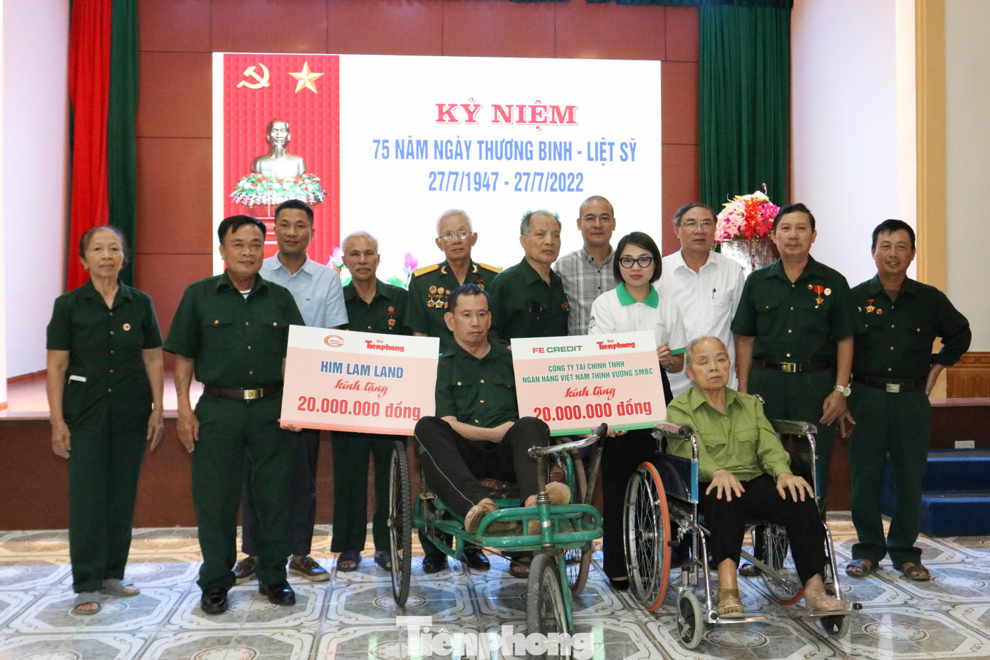 Ông Nguyễn Huy Thiêm; Bà Lương Thị Hải Yến; Nhà báo Trần Quang Long trao quà cho các Thương bệnh binh nặng.