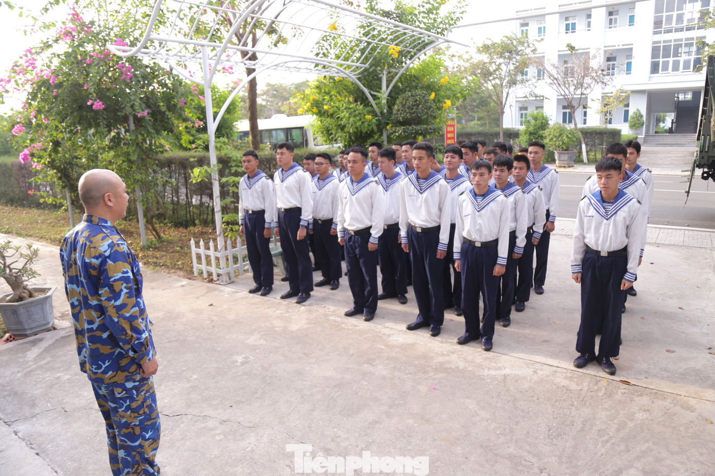 Sáng 24/12, sau tiếng còi tập hợp, các chiến sỹ thuộc Tiểu đoàn DK1 tập hợp để vận chuyển phần quà ra tàu Trường Sa 21 và Trường Sa 10.