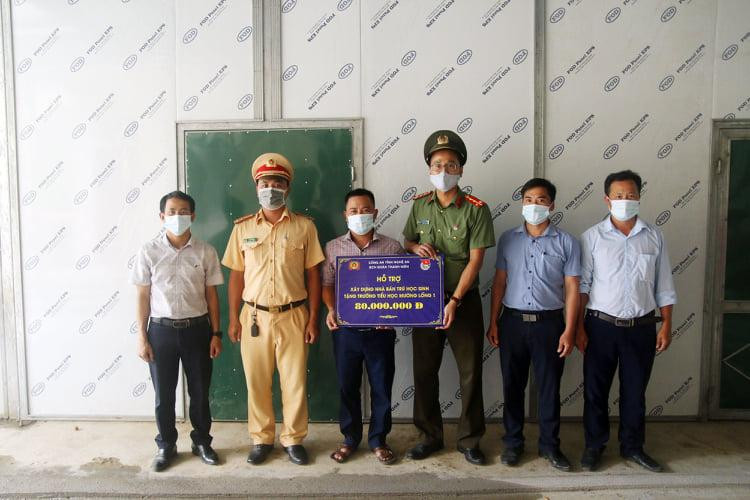 Đoàn thanh niên Công an tỉnh Nghệ An trao phòng ở cho học sinh bán trú. Đoàn thanh niên Công an tỉnh Nghệ An trao phòng ở cho học sinh bán trú.