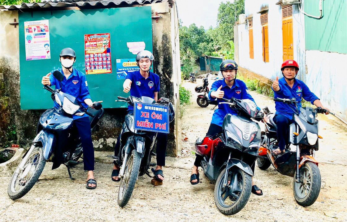 Tại các địa điểm thi khác ở huyện Kỳ Anh, Đức Thọ, Nghi Xuân, Hương Khê... đoàn thanh niên cũng thành lập các tổ đội xe ôm miễn phí tiếp sức mùa thi, hỗ trợ giữ đồ dùng và cùng công an các địa phương hướng dẫn kích hoạt định danh điện tử cho người nhà thí sinh.