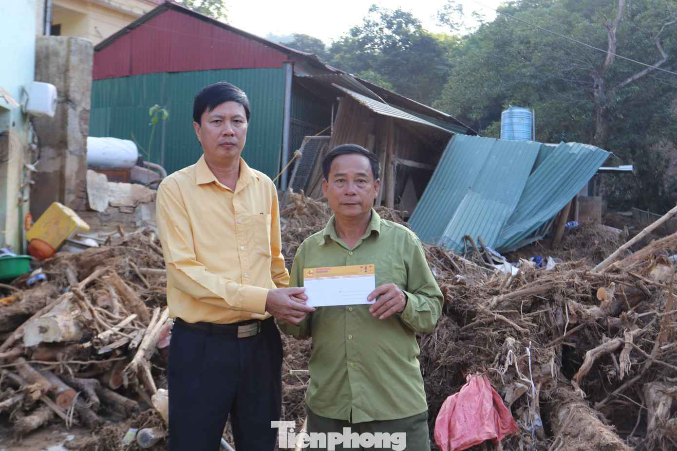 Bà Võ Thị Minh Sinh, Chủ tịch Ủy ban MTTQ Việt Nam tỉnh Nghệ An cho hay, tính đến 17 giờ chiều 13/10 đã có hơn 7.800 tập thể, cá nhân đăng ký, ủng hộ công tác cứu trợ qua Quỹ Cứu trợ cấp tỉnh, với kinh phí hơn 24,8 tỷ đồng. Ngoài ra, Ủy ban MTTQ Việt Nam tỉnh Nghệ An kết nối, hướng dẫn một số nhà tài trợ trực tiếp đi trao quà hỗ trợ người dân vùng bị thiệt hại bởi thiên tai, giúp họ sớm ổn định cuộc sống. Trong ảnh: Ông Trần Văn Thành - Chuyên viên Ban tổ chức Ủy ban MTTQ Việt Nam tỉnh Nghệ An trao quà cho gia đình ông Nguyễn Văn Hường (SN 1960, khối 1, thị trấn Mường Xén). Gia đình ông Hường bị lũ cuốn sập gian hàng tạp hóa, cuốn trôi 17 con lợn và nhiều tài sản giá trị khác.