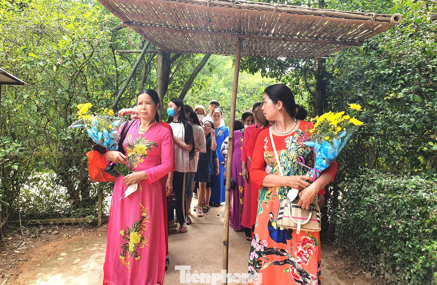 Bà Phạm Thị Lan (quê Hà Nam) cho biết, lần đầu bà đến Kim Liên là những năm còn học sinh, đi tham quan theo đoàn của nhà trường. Sau này lập gia đình, có điều kiện, hầu như năm nào bà Lan cũng cùng con cháu về thăm quê Bác trong dịp sinh nhật của Người.