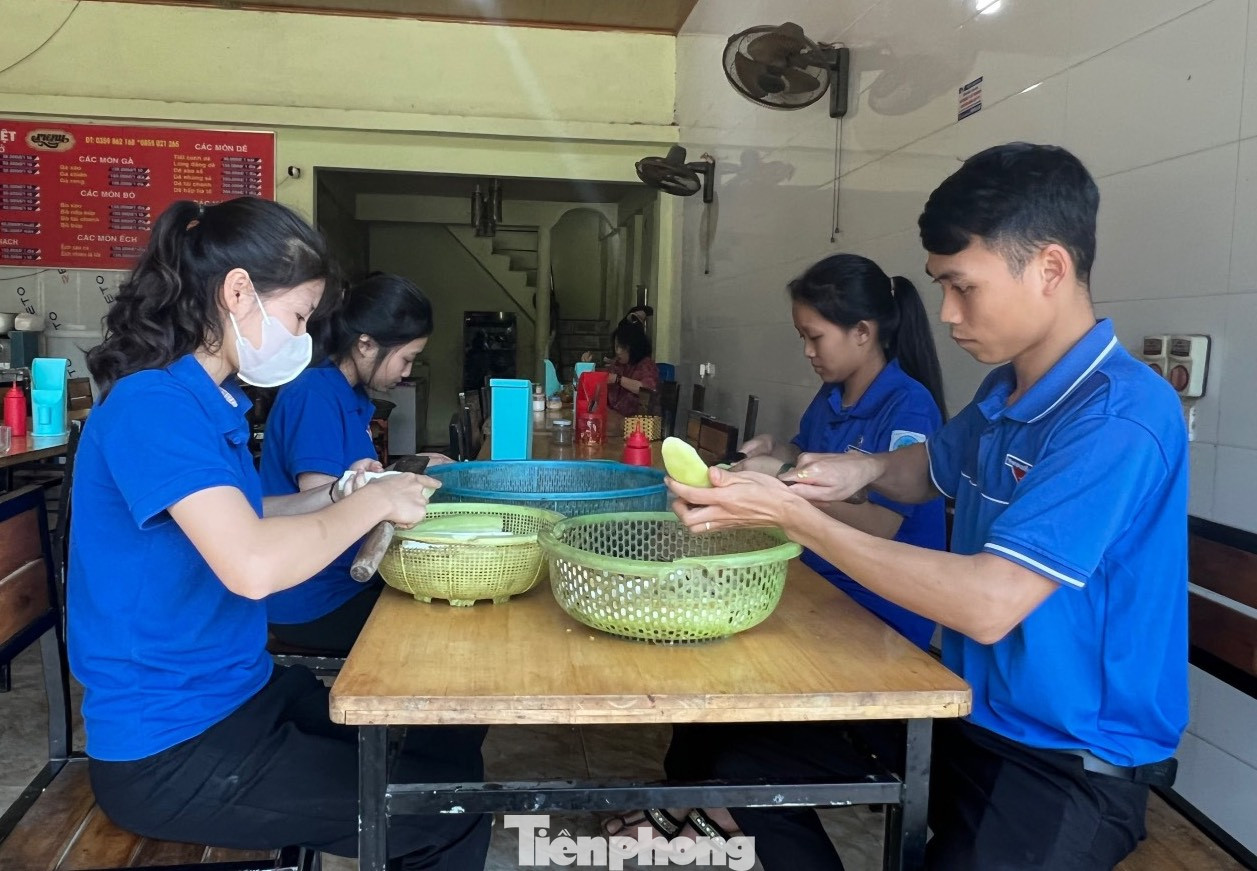 Từ sáng 28/6, các đoàn viên thanh niên tình nguyện huyện Con Cuông (tỉnh Nghệ An) đã đi chợ, mua rau, thực phẩm về để chuẩn bị nấu những suất cơm phục vụ các sĩ tử tham gia kỳ thi tốt nghiệp THPT năm 2023 trên địa bàn huyện.