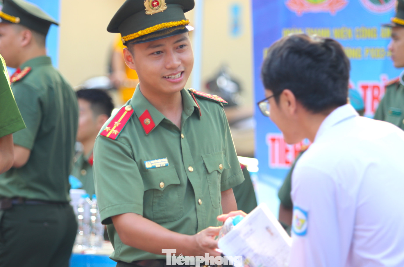 Những lời chúc, những chai nước được trao tận tay các em thí sinh với hy vọng các em sẽ hoàn thành thật tốt bài thi của mình.