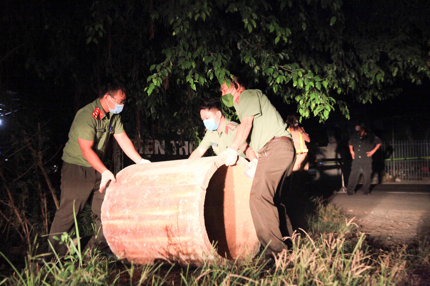 Rạng sáng 17/8, lực lượng chức năng thiết lập 14 chốt chính ở các cửa ngõ thành phố và 29 chốt phụ ở các xã, phường.