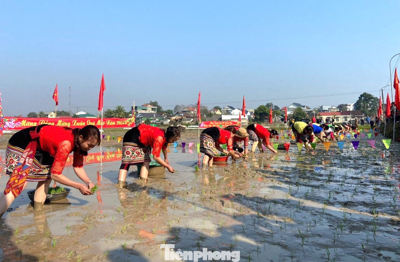 Kết thúc phần nghi lễ là đến cuộc thi cấy lúa. Đây cũng là phần hội được mong chờ nhất với sự tham gia của những chị em làm sao đạt được những tiêu chí cấy nhanh, cấy giỏi, cấy đúng kỹ thuật theo yêu cầu của ban tổ chức lễ hội đặt ra. Kết thúc phần nghi lễ là đến cuộc thi cấy lúa. Đây cũng là phần hội được mong chờ nhất với sự tham gia của những chị em làm sao đạt được những tiêu chí cấy nhanh, cấy giỏi, cấy đúng kỹ thuật theo yêu cầu của ban tổ chức lễ hội đặt ra.