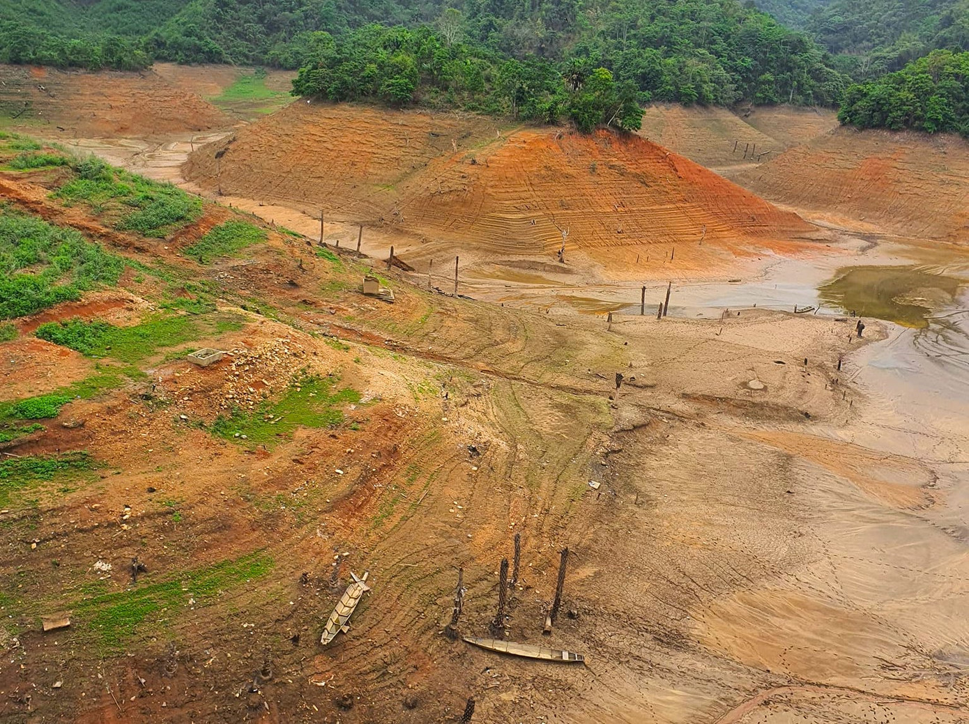 Nhiều nơi ở hồ chứa nước của thủy điện Hủa Na (Quế Phong) đã bị cạn trơ đáy, cỏ mọc trong lòng hồ. Thời điểm có nước, toàn bộ khu vực này bị ngập sâu khoảng 10m.